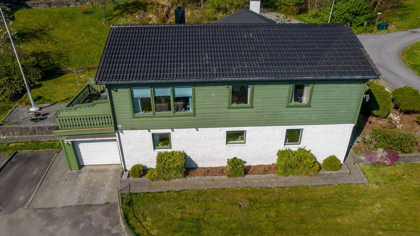 Huset med altan og garasje. Galleribilde