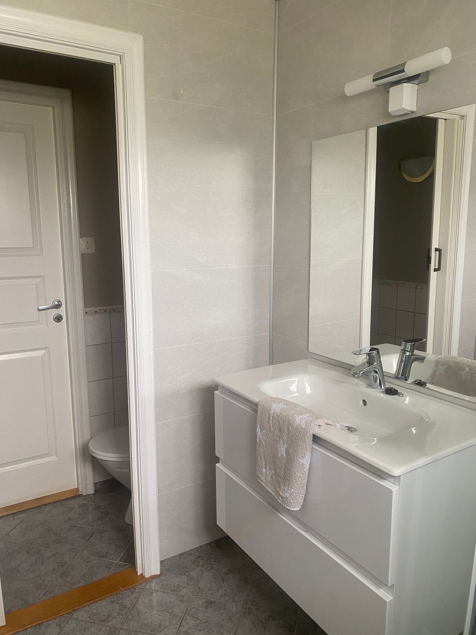 Badet oppe er lyst og fint. Badet har dusjkabinett. Galleribilde