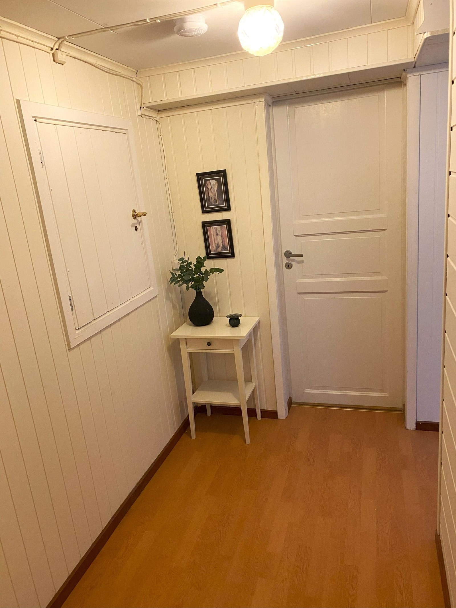 Nedenfor trappen kommer man til gang til etasjens soverom. Døren i front fører ut til to boder, og bad/vaskerom. Galleribilde