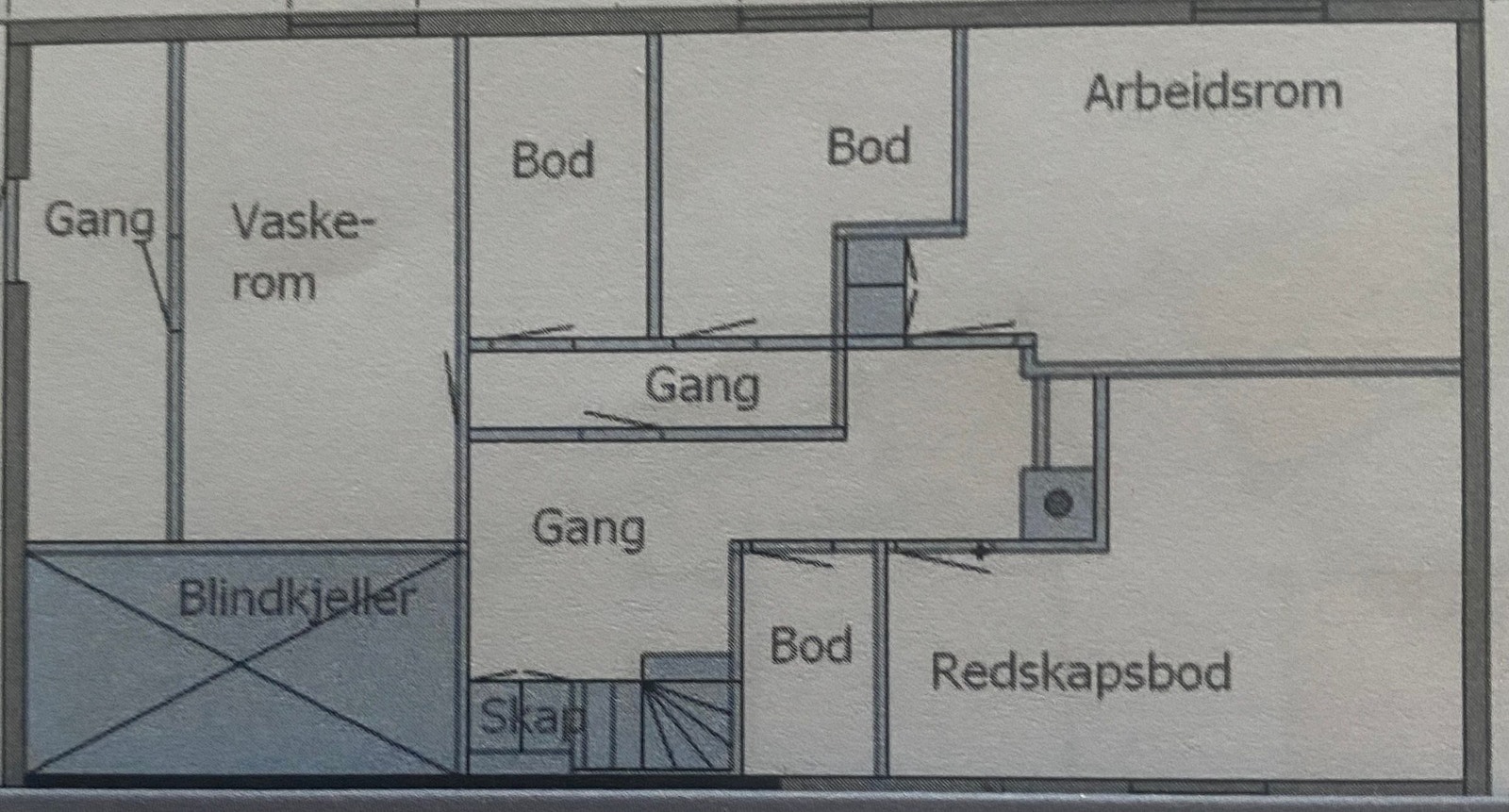 Plantegning underetasje. Arbeidsrom er innredet som soverom, men ikke bruksendret. Redskapsbod er innredet som soverom, men ikke bruksendret. Vaskerommet er i dag bad. Gangen utenfor badet har plass til vaskemaskin/tørketrommel. Galleribilde