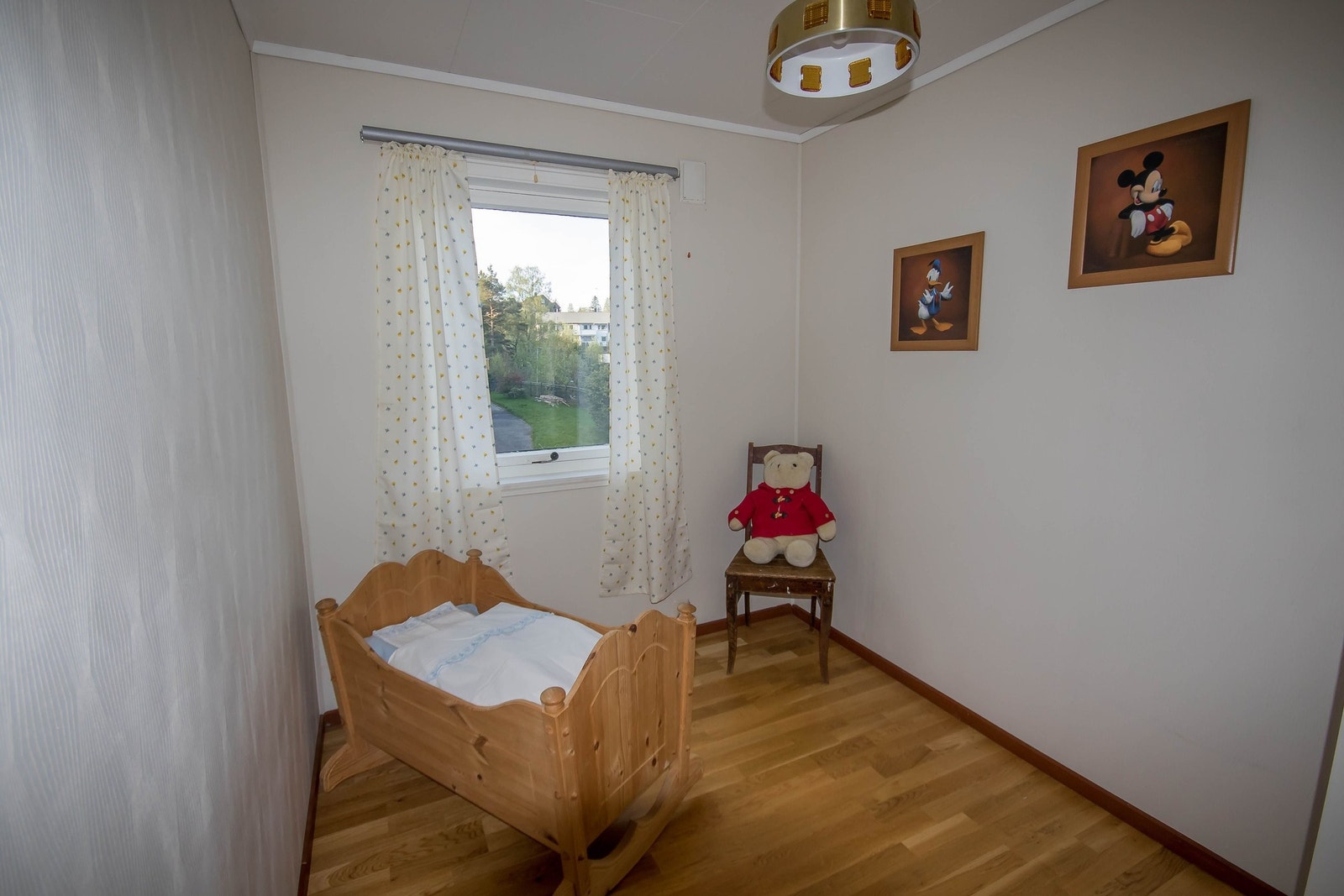 Soverom to i hovedetasjen. Rommet har innebygget garderobeskap. Galleribilde
