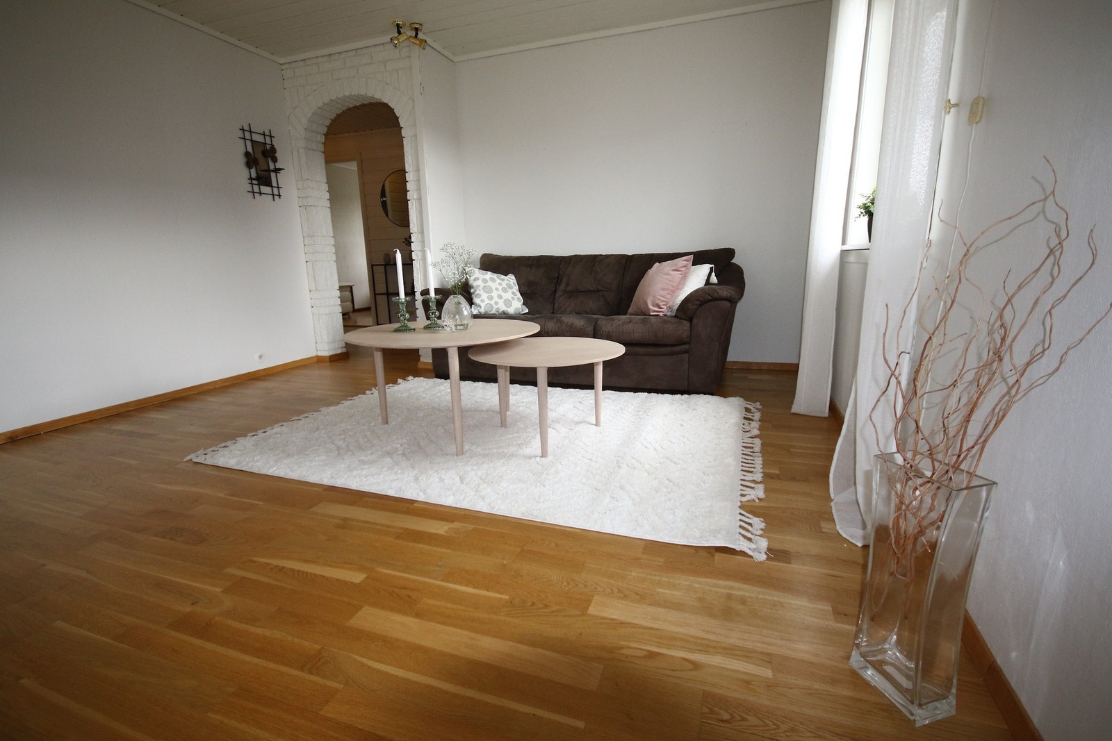 Salong i enden av den lyse fine stuen. I stuen er det pipeløp, dette er pr.nå ikke i bruk. Galleribilde