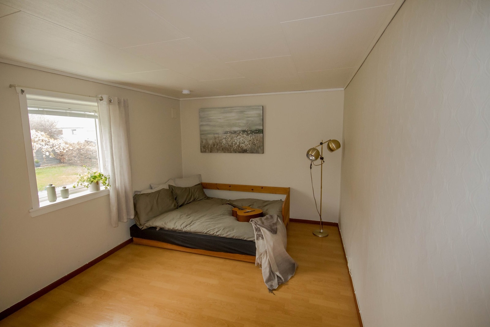 Dette rommet har vært i bruk som soverom i mange år. Det gjøres oppmerksom på at på tegningene er dette et arbeidsrom. Rommet tilfredsstiller krav til lys og rømningsvei, men er ikke bruksendret hos kommunen. Galleribilde
