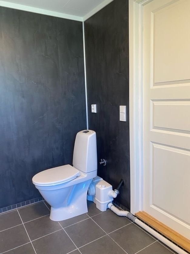 Badet nede har Grundfos Sololift WC-1 automatisk avløpspumpe. Denne er ny i 2025. Galleribilde