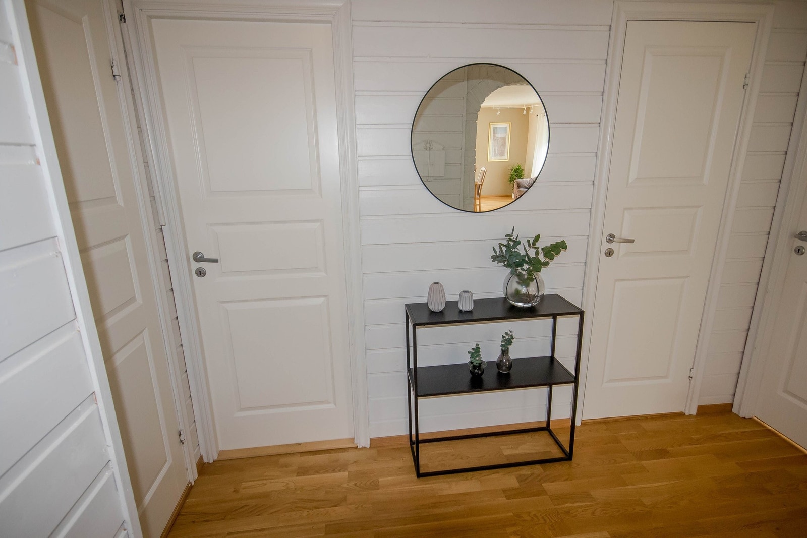 Entrè med plass til å henge fra seg. Her er det inngang til denne etasjens øvrige rom. Galleribilde