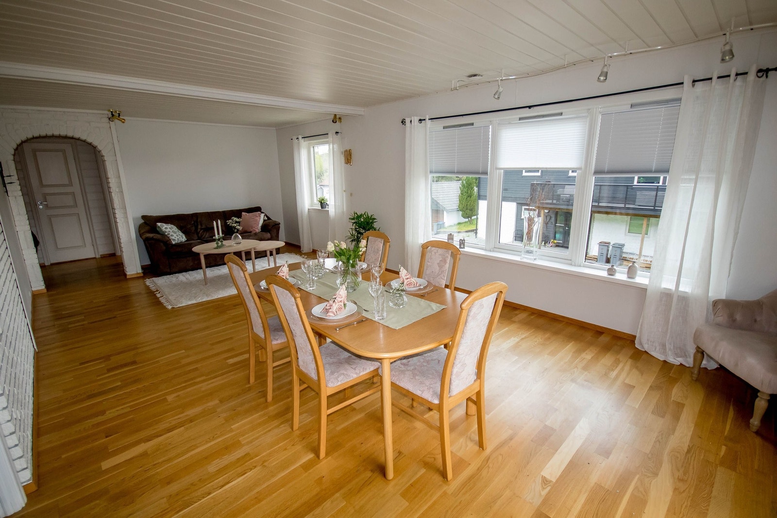 Romslig stue med mange møbleringsmuligheter. Galleribilde