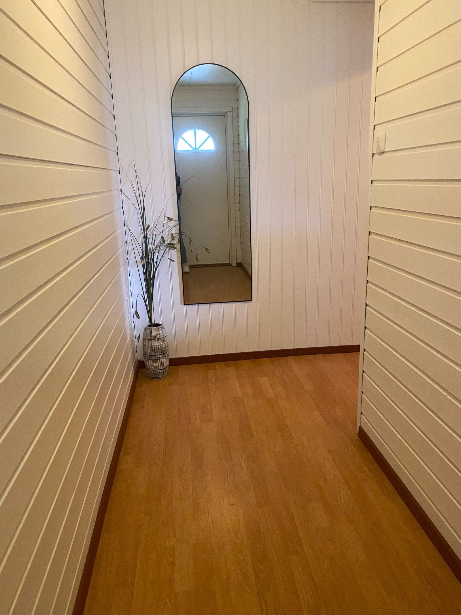 Velkommen inn i vindfanget som fører videre inn til entrè og resten av 1.etasje. Galleribilde