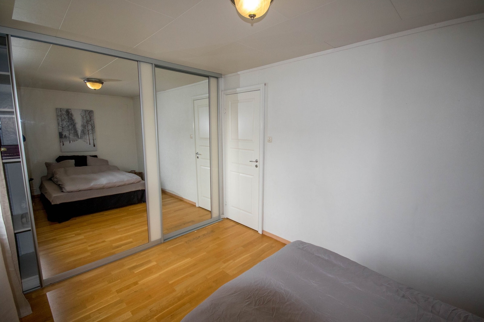 Praktisk skyvedørsgarderobe med speil på hovedsoverommet. Galleribilde