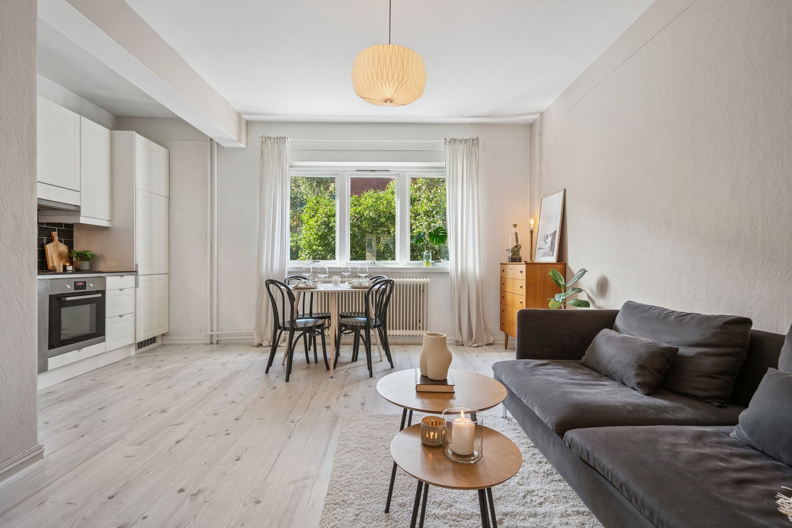 Koselig og lys stue med åpen kjøkkenløsning, god plass og store vinduer som slipper inn mye naturlig lys. Galleribilde