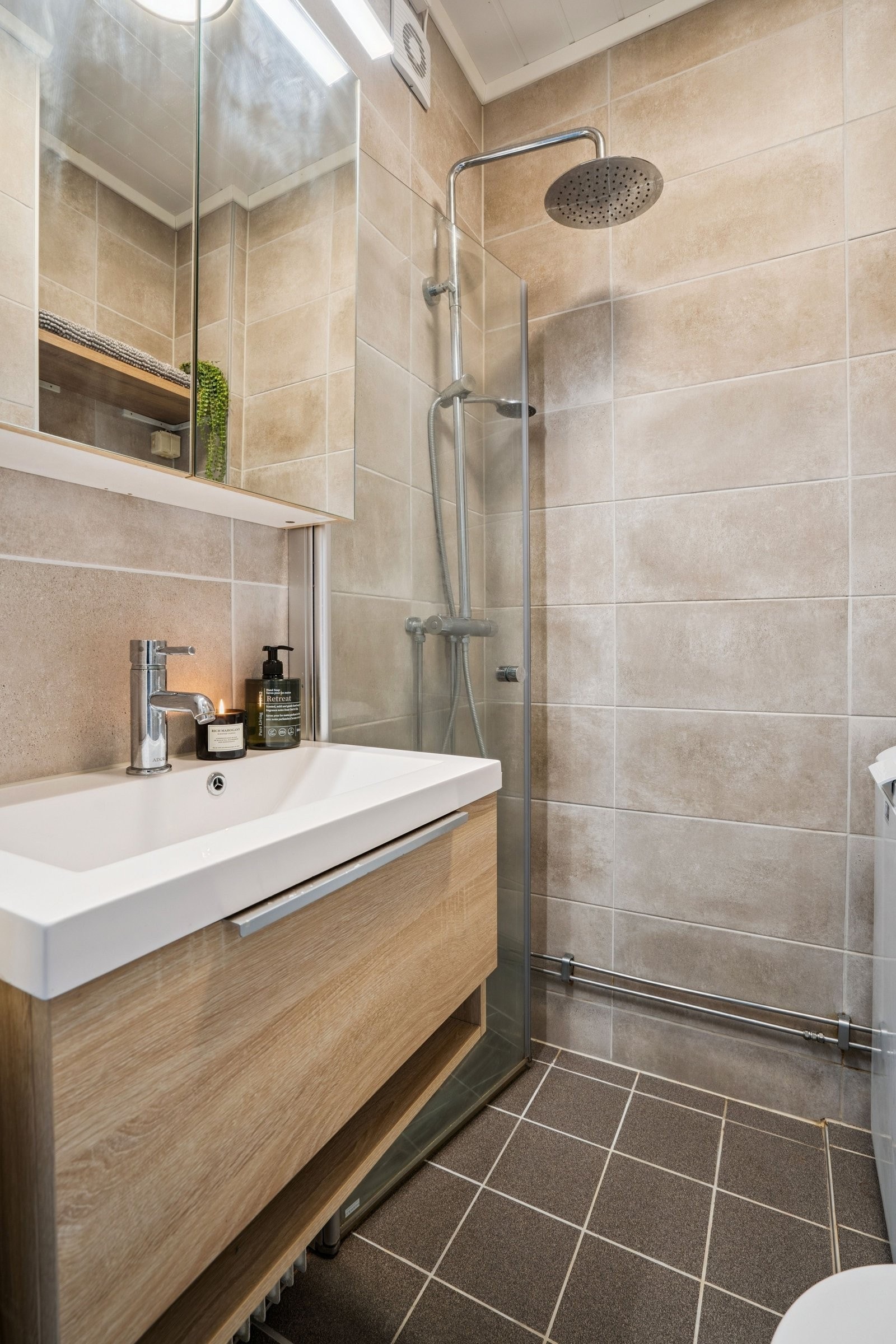 Praktisk bad med dusjhjørne og vaskemaskin Galleribilde