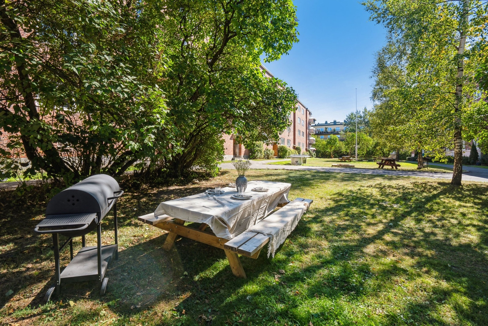 Fellesareal har fasiliteter som kullgrill, utebord, bordtennisbord og sandkasse Galleribilde