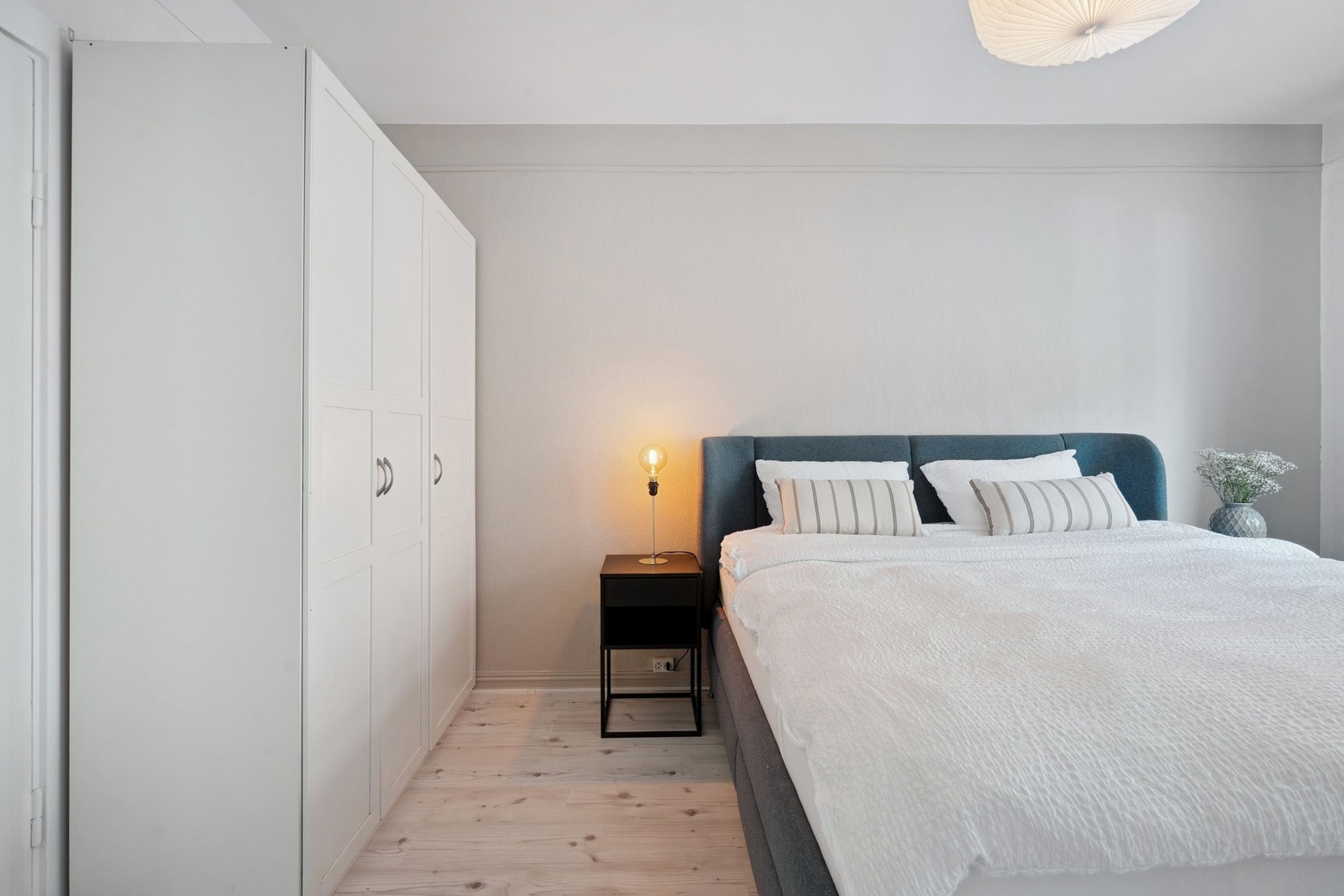 Romslig hovedsoverom med garderobeskap Galleribilde