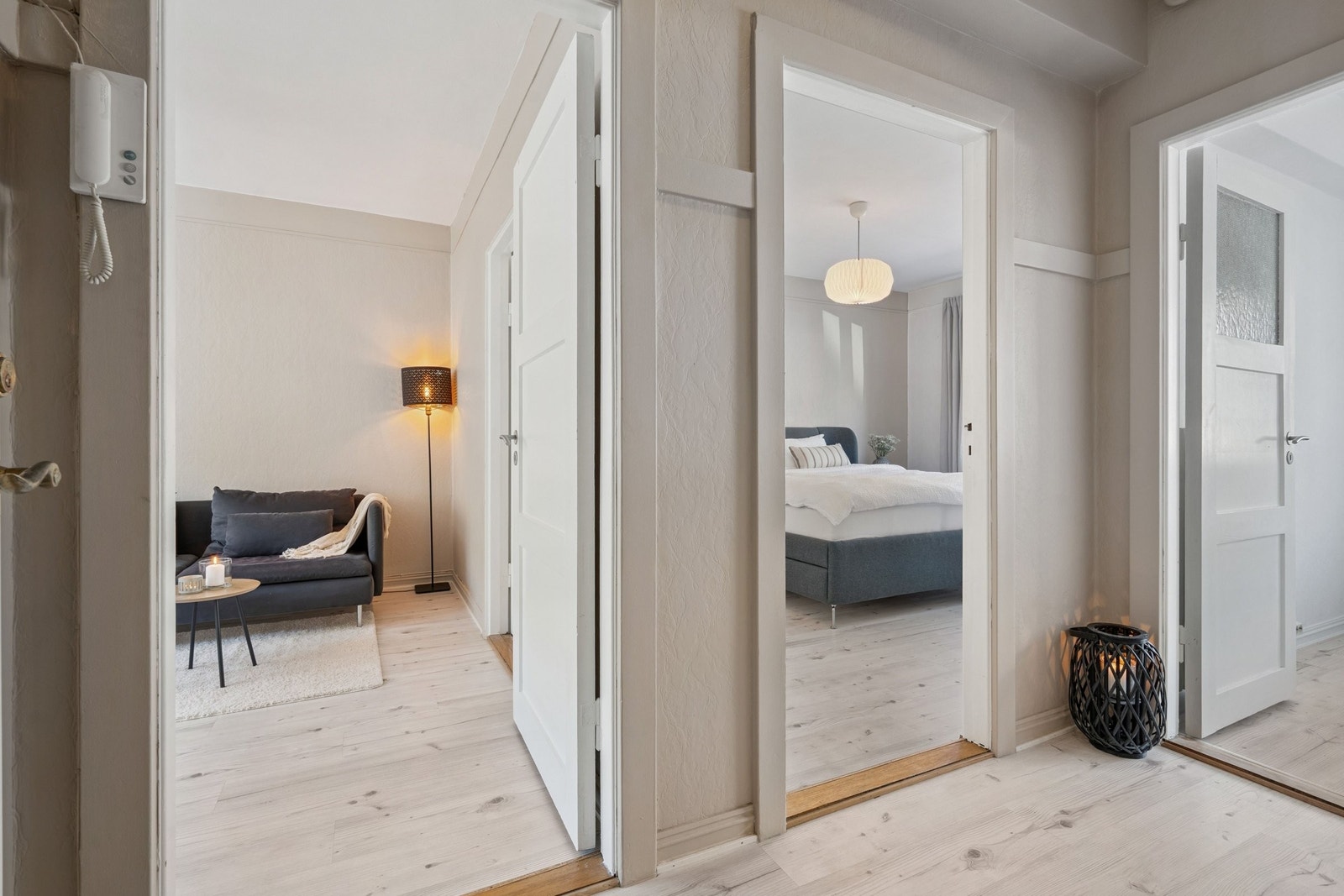 Lys entré med plass til oppbevaring i innebygget skap Galleribilde