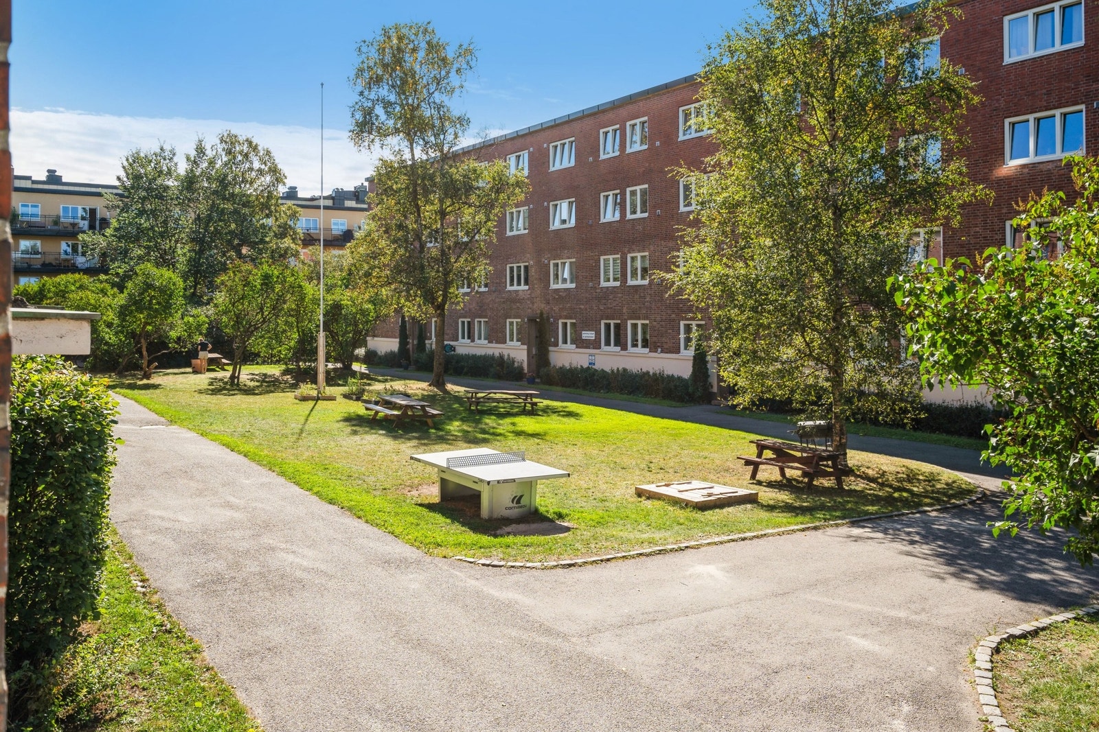 Pent opparbeidet fellesareal rett utenfor bygget Galleribilde