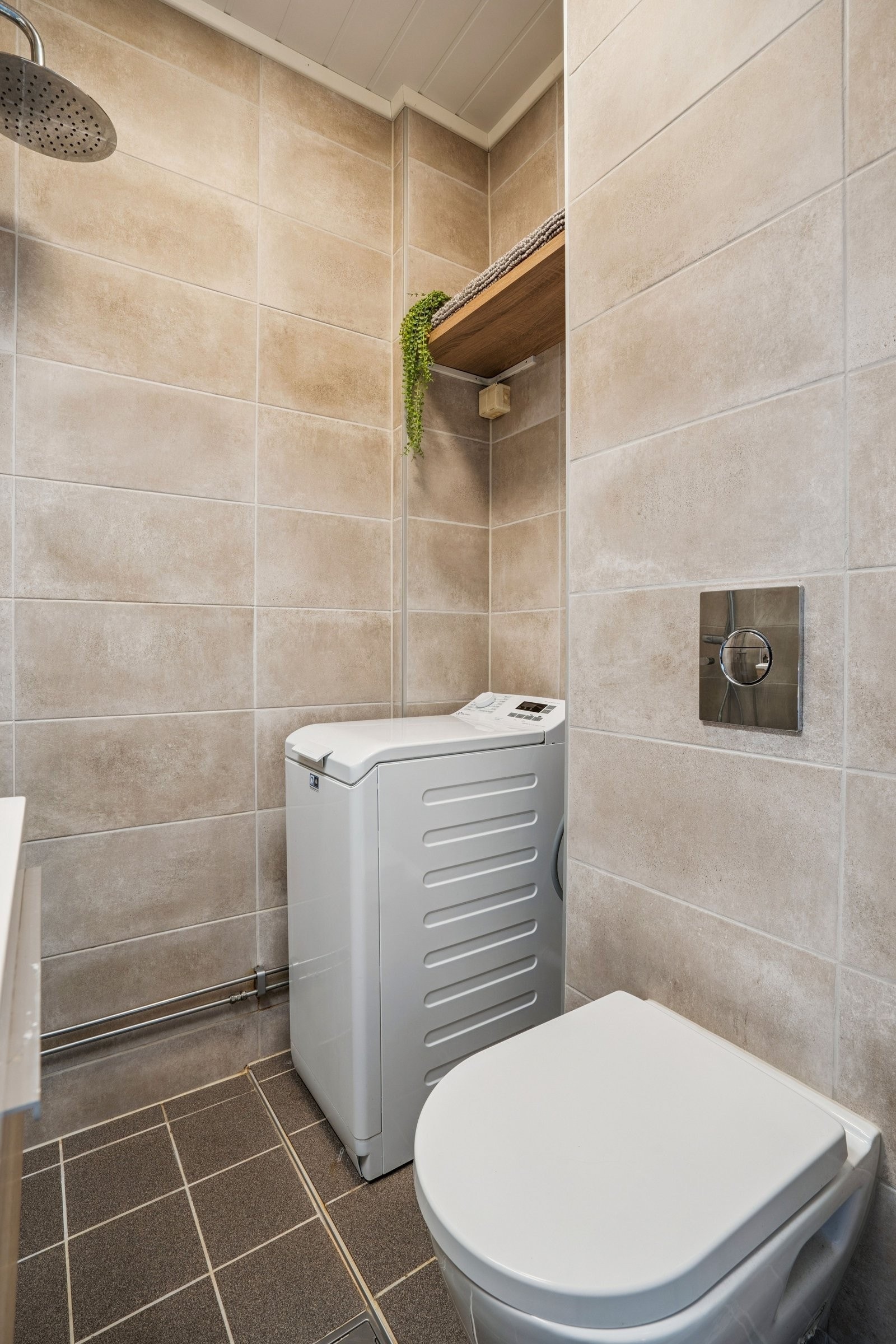 Praktisk bad med dusjhjørne og vaskemaskin Galleribilde