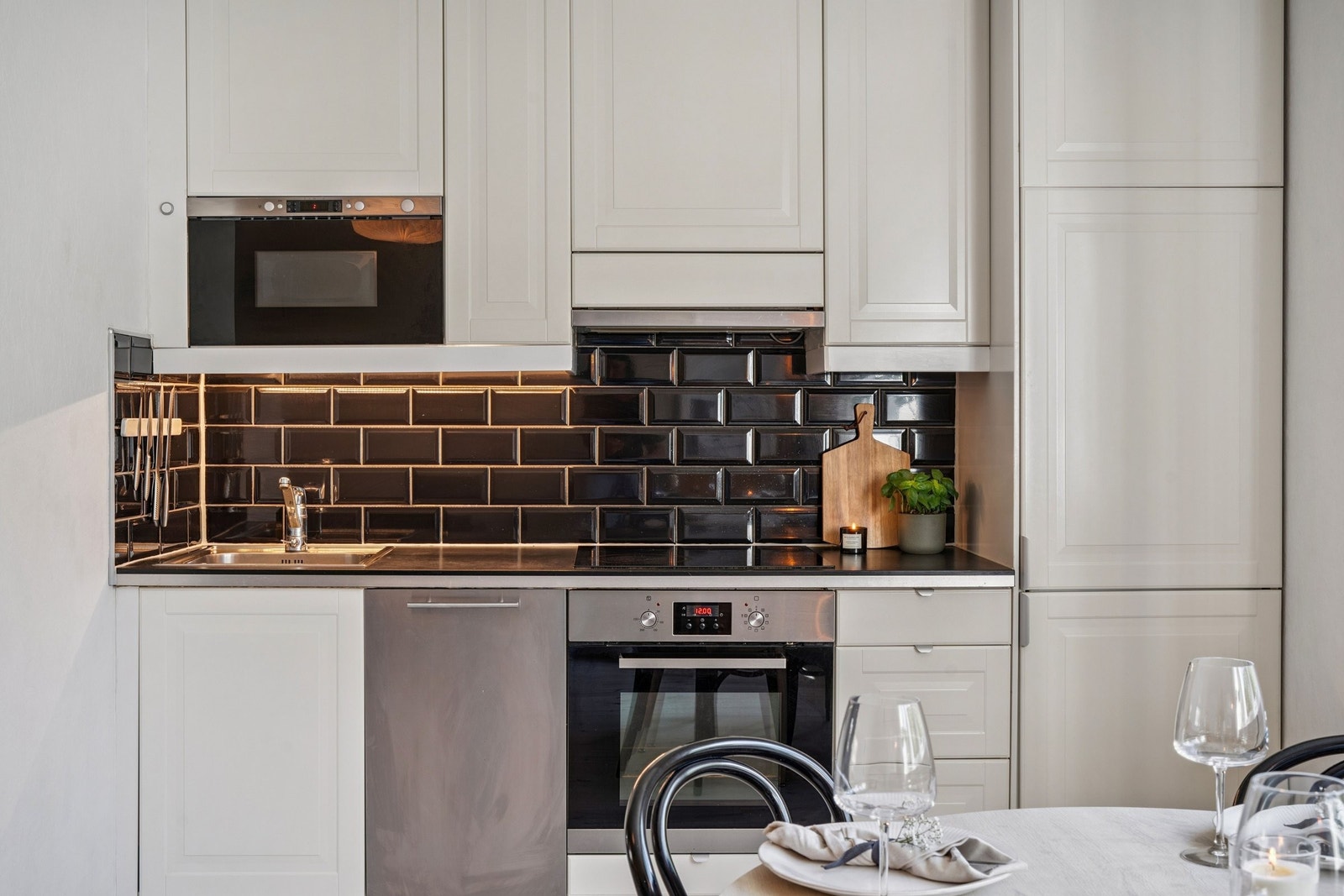 Åpen kjøkkenløsning med integrerte hvitevarer Galleribilde