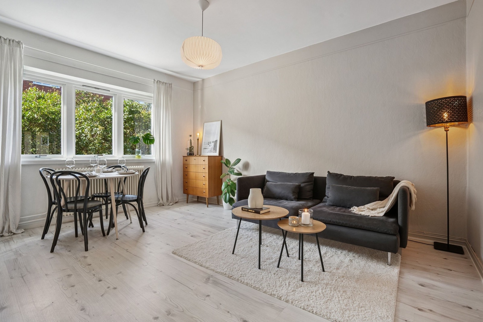 Trivelig stue med store vinduer og mye naturlig lys Galleribilde