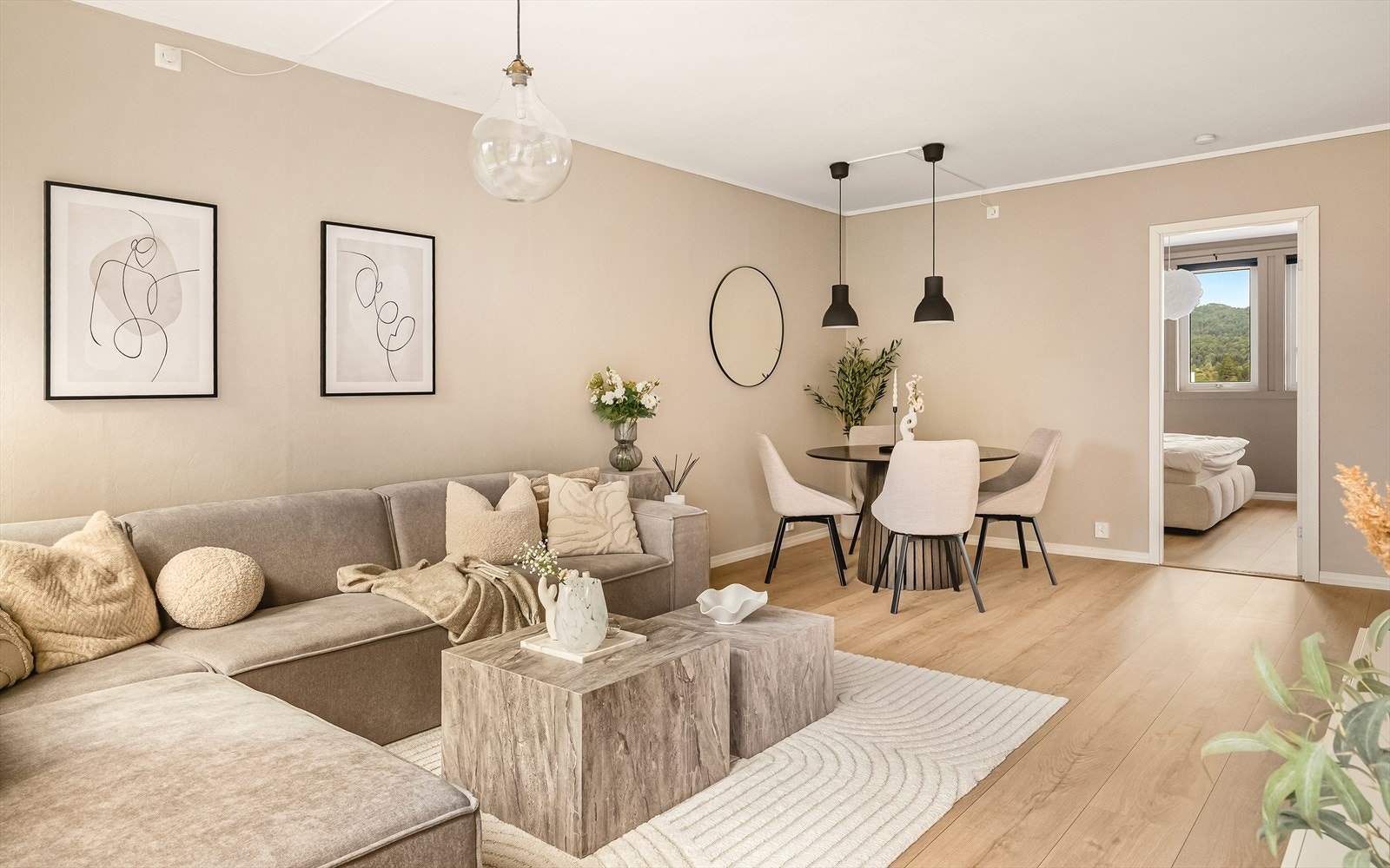Leiligheten har en romslig stue med god plass til både sitte og spisegruppe. Galleribilde