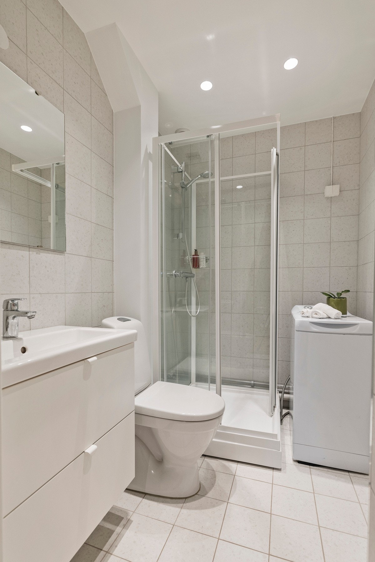 - Pent flislagt bad med elektriske varmekabler - Galleribilde