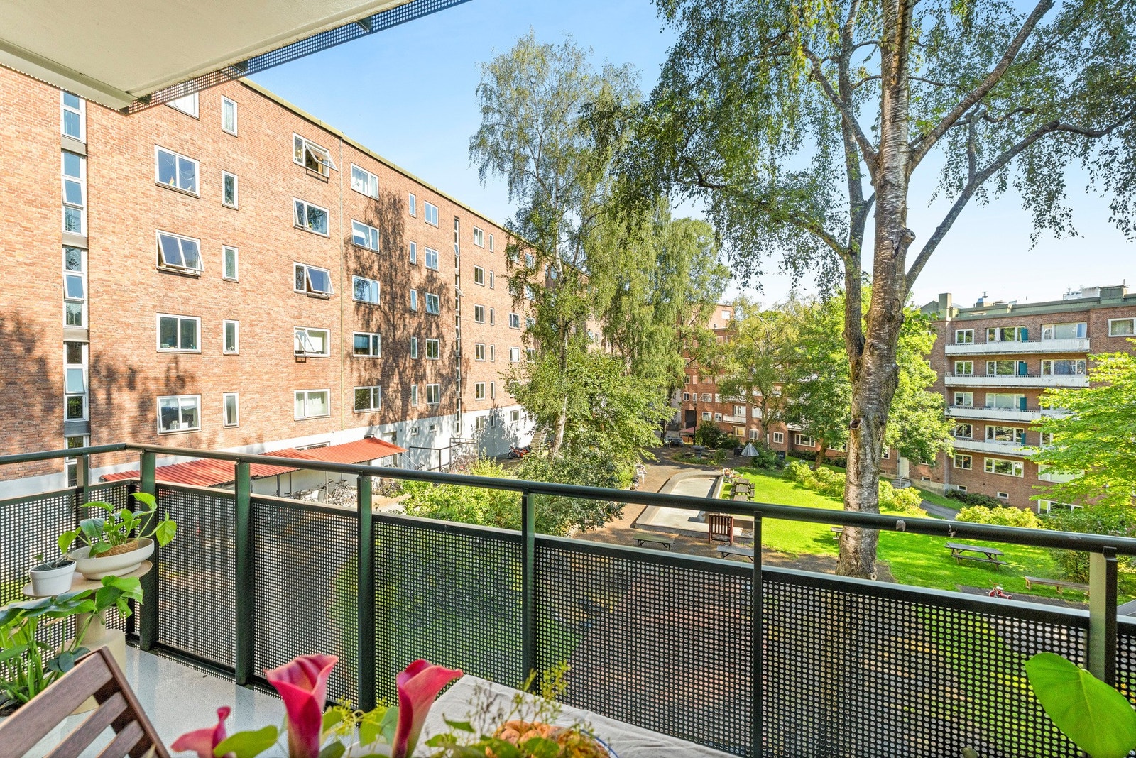 - Balkong vendt mot nord-øst og inn mot koselig bakgård - Galleribilde