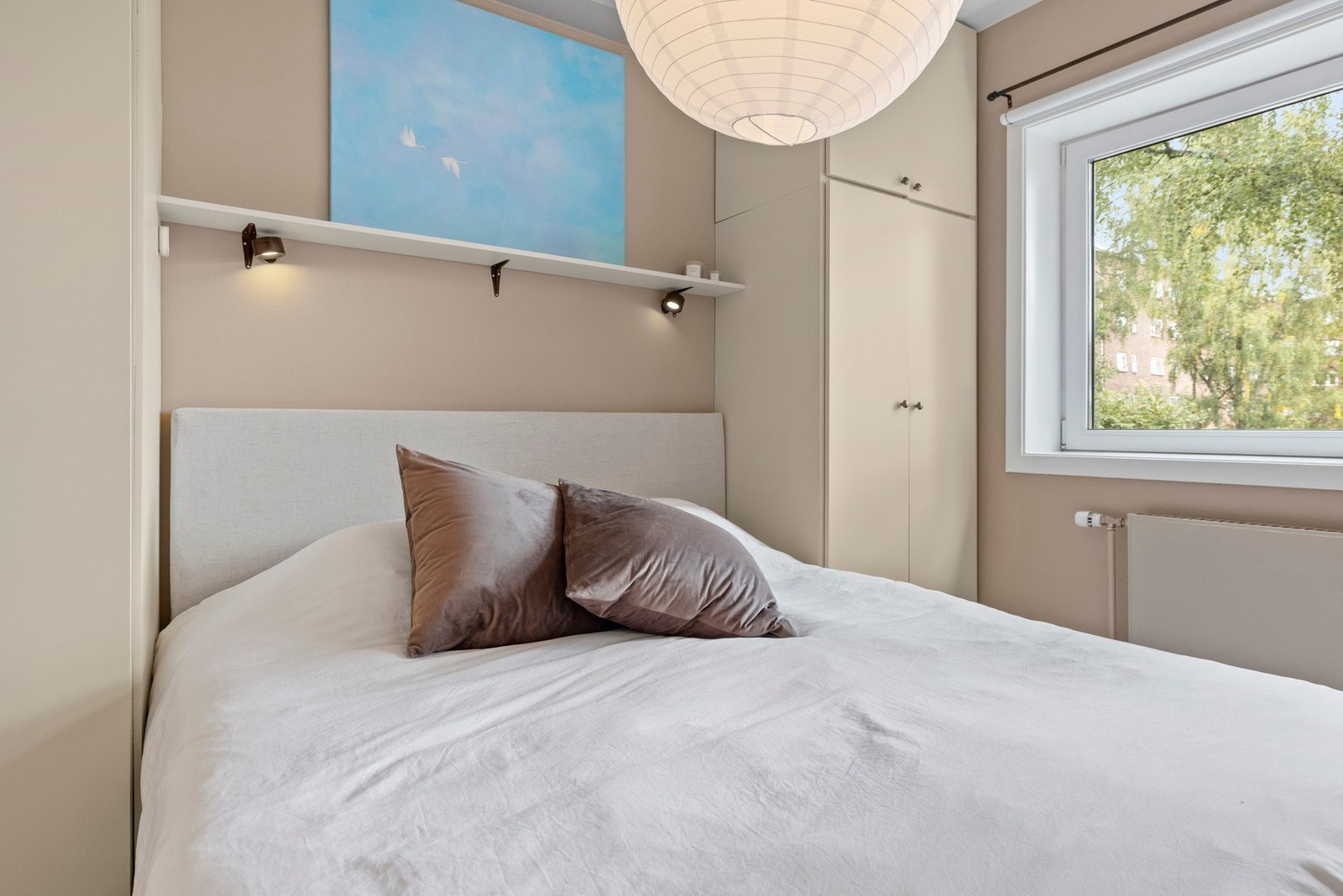 - God plass til dobbeltseng og garderobeskap - Galleribilde