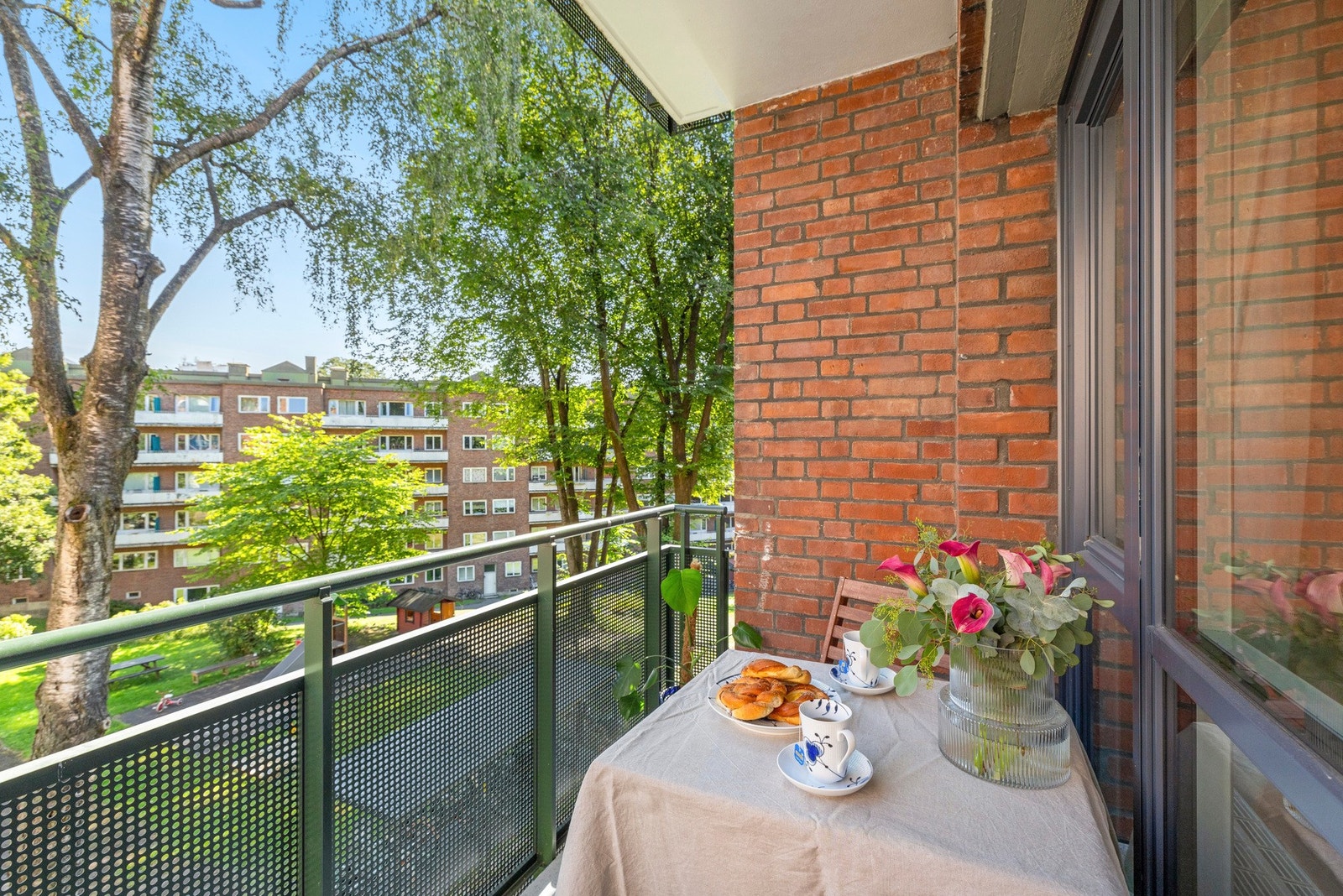 - Balkongen er en naturlig forlengelse av stuen, med 5,6 kvm og god plass å møblere med sittegruppe og grill - Galleribilde