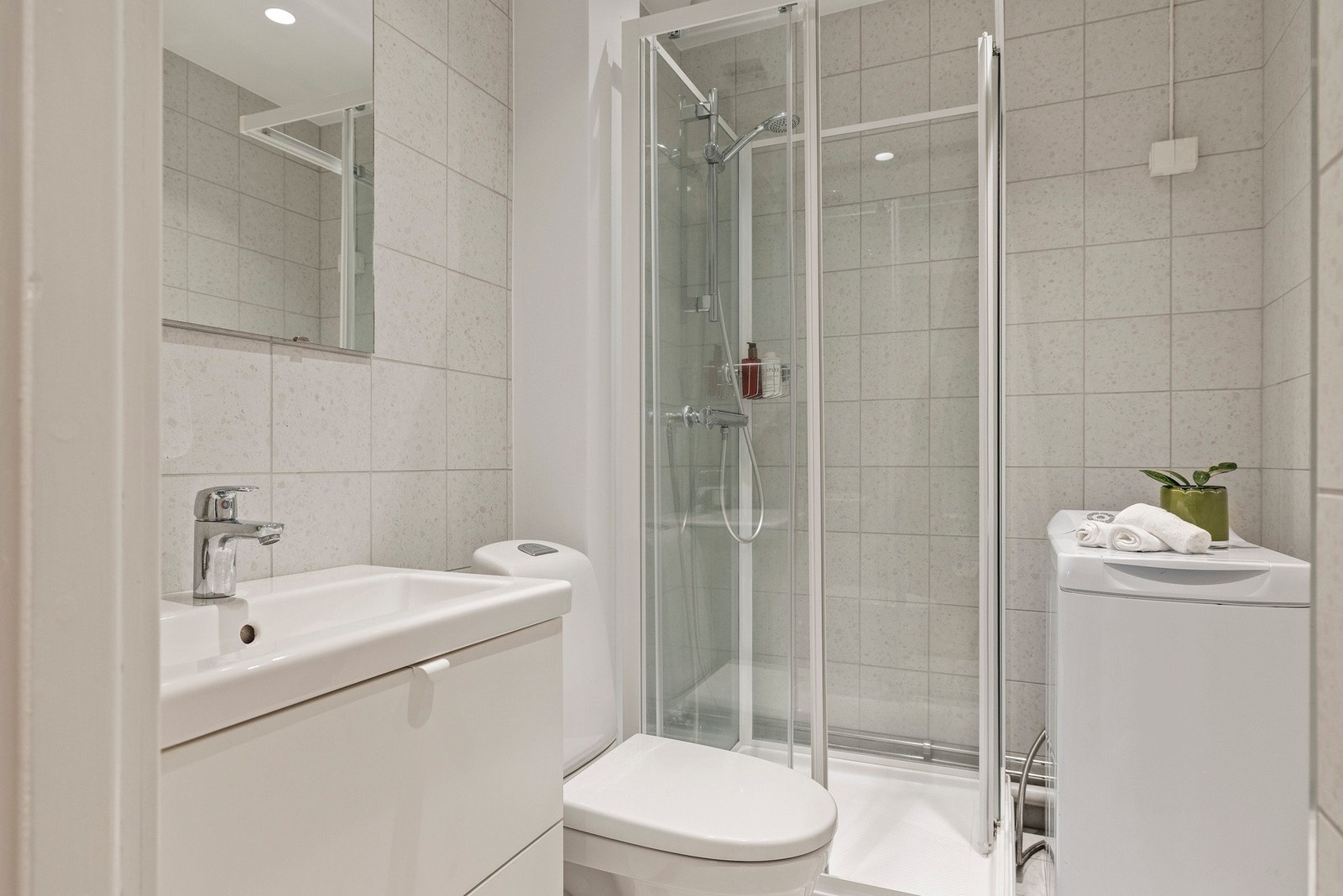 - Bad består av gulvstående toalett, vegghengt servant på sevantskap og dusjkabinett.
Opplegg for vaskemaskin - Galleribilde