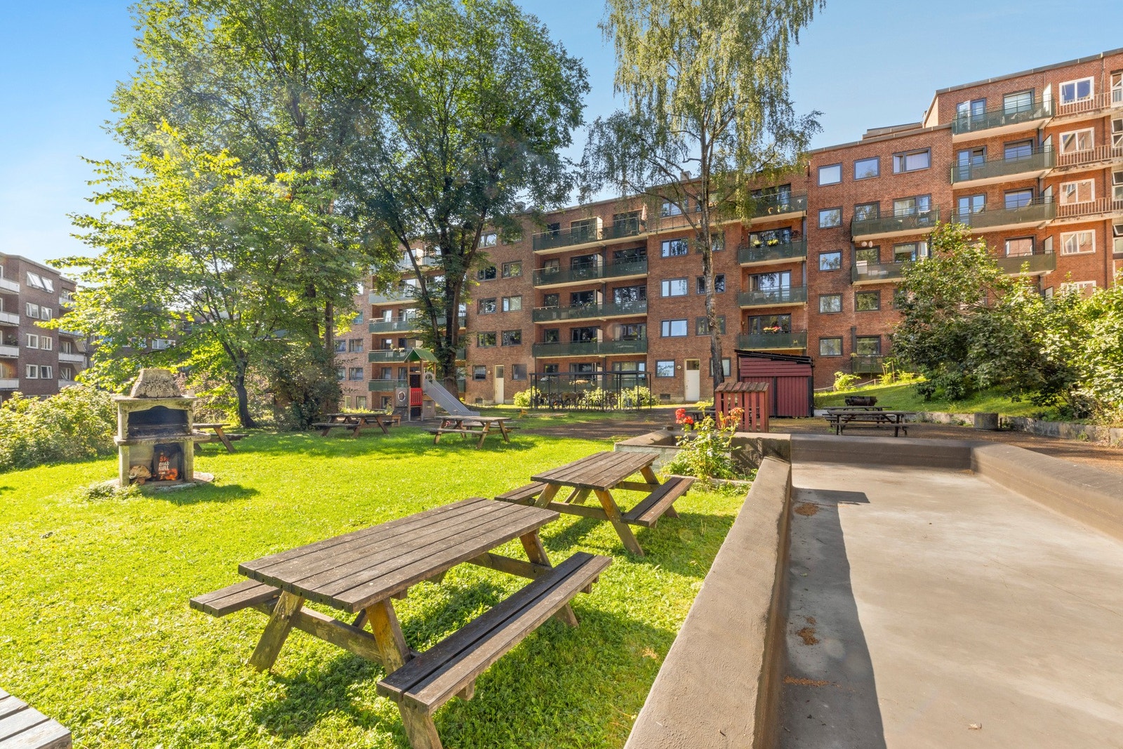 - Borettslaget er veldrevet, og byr på idylliske, solrike og innholdsrike utearealer - Galleribilde