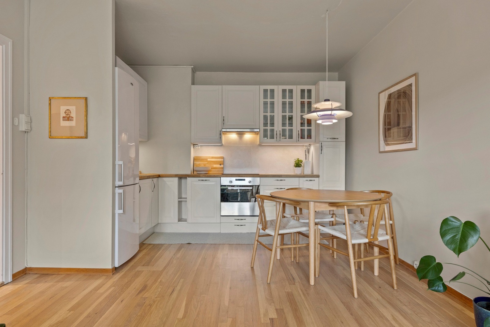 - Meget sosialt kjøkken med benkeplate i heltre og profilerte fronter - Galleribilde