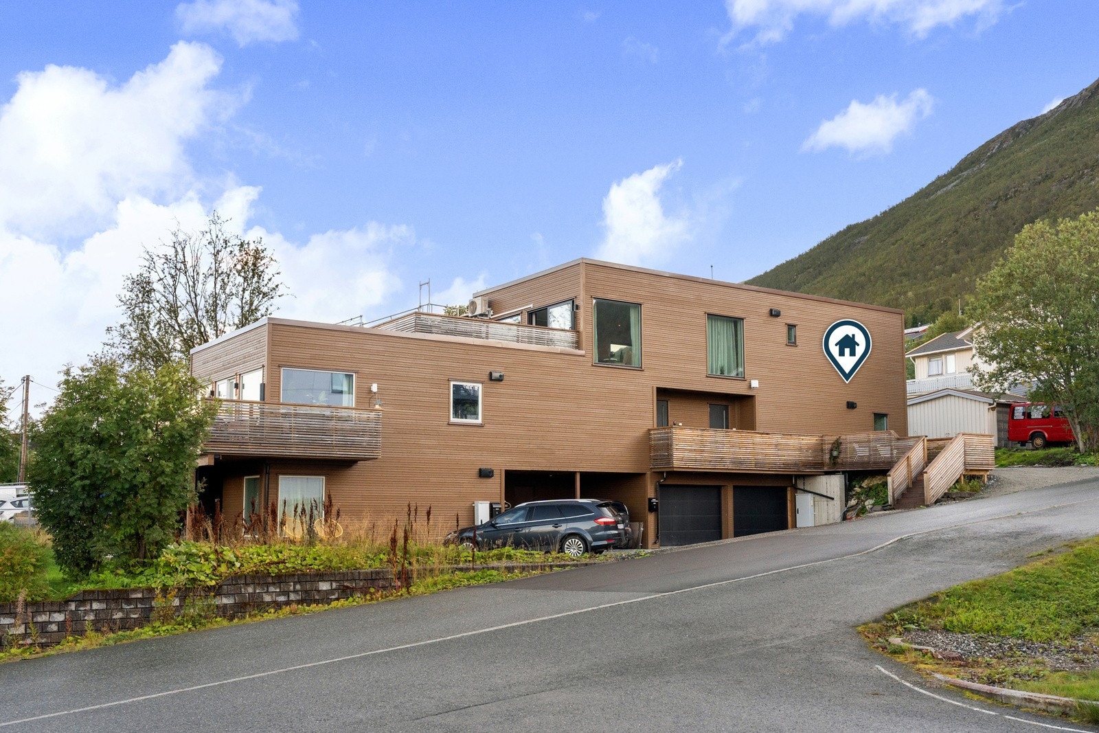 Moderne og innbydende leilighet med stor veranda og fantastisk utsikt og attraktiv beliggenhet og 2 parkeringsplasser.