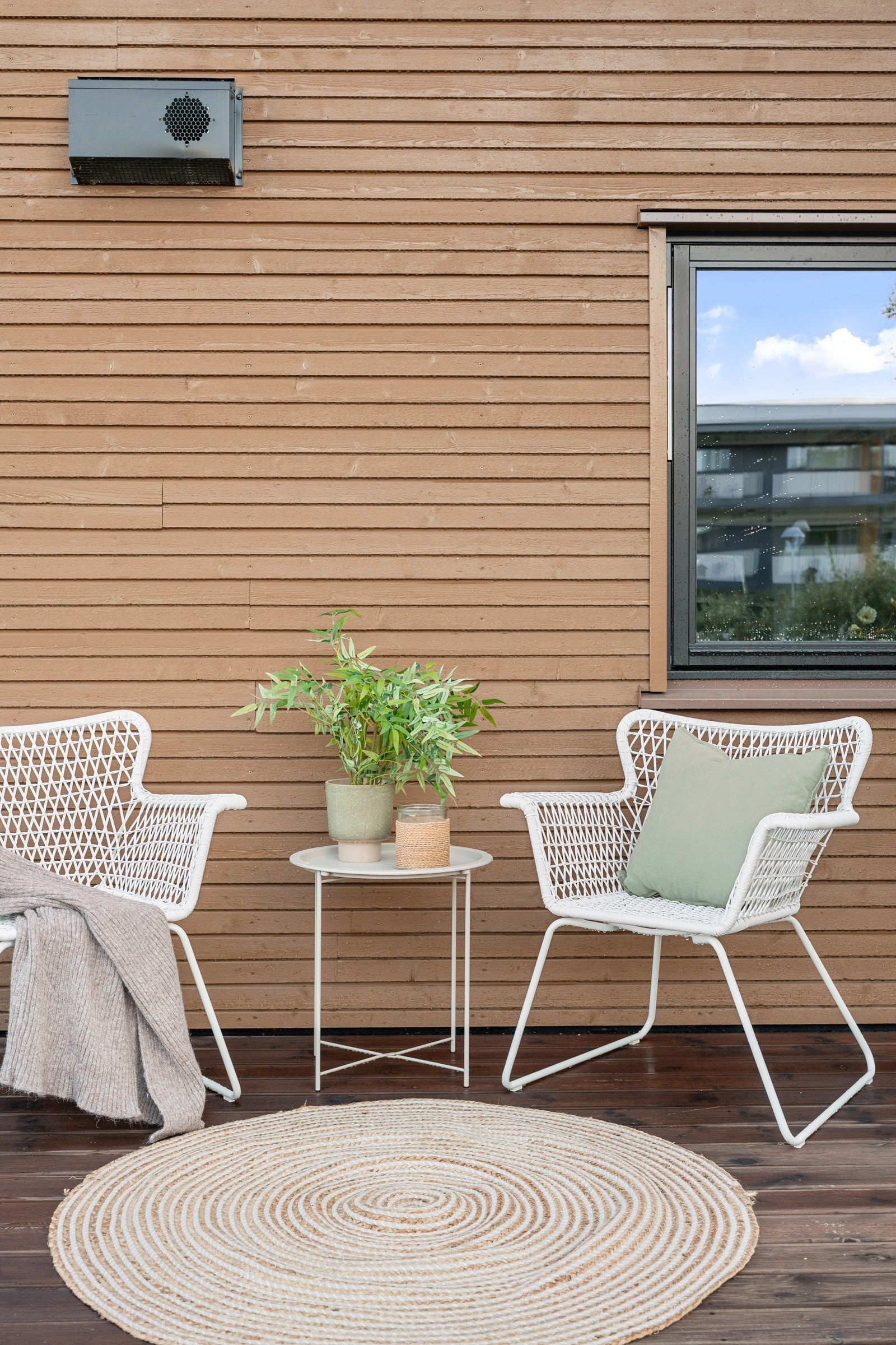 Her har du god plass til utemøblement av eget ønske - Nyt sommerdagene ute i sola!