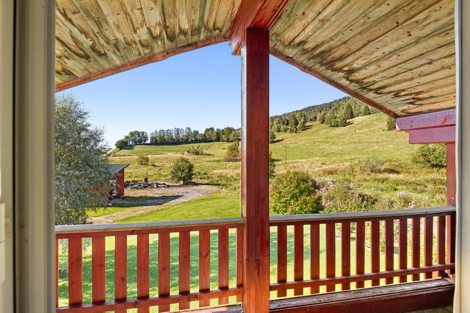 Det er utgang til balkong på 8 kvm. Flott utsikt over landskapet! Galleribilde