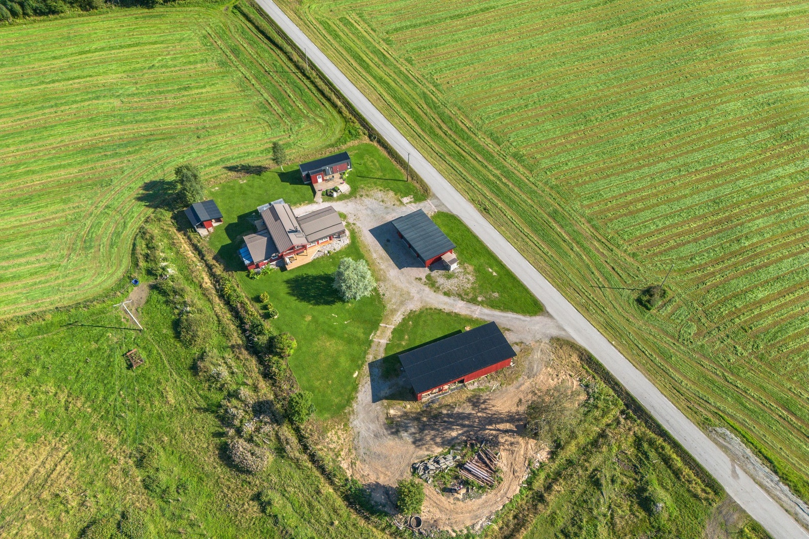 Enkel adkomst og kort vei til Vellamelen med skole, barnehage, butikk og mer. Galleribilde