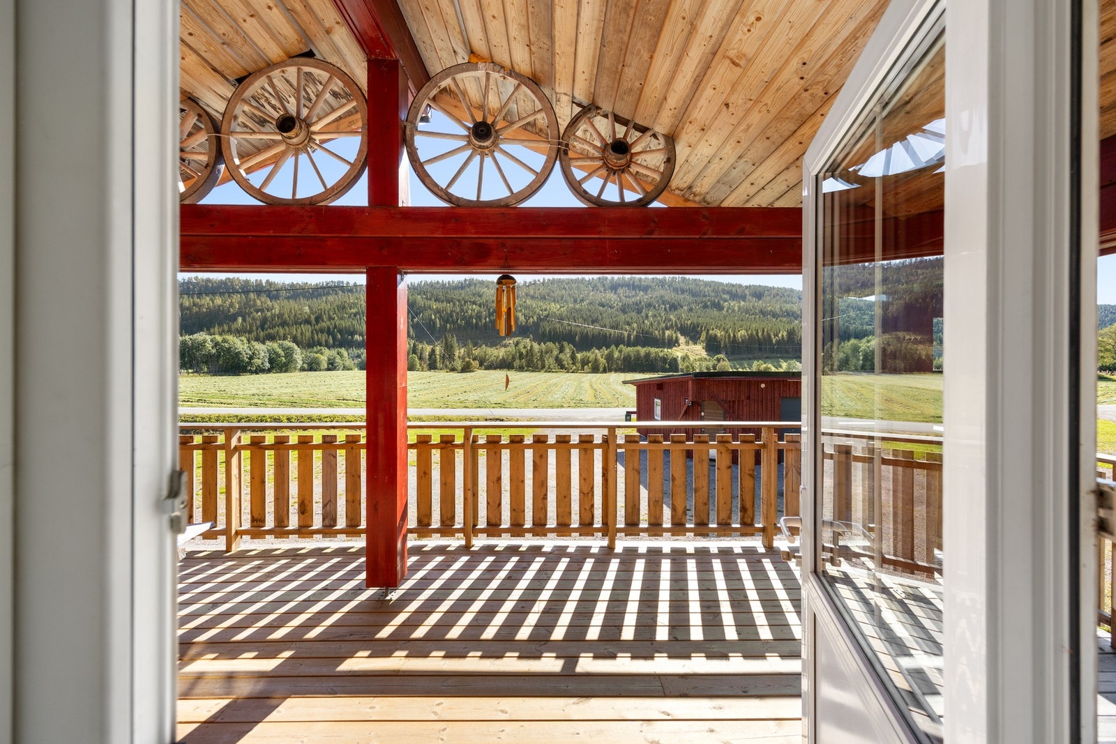 Fra stuen er det utgang til terrasse som går rundt to av husets vegger Galleribilde