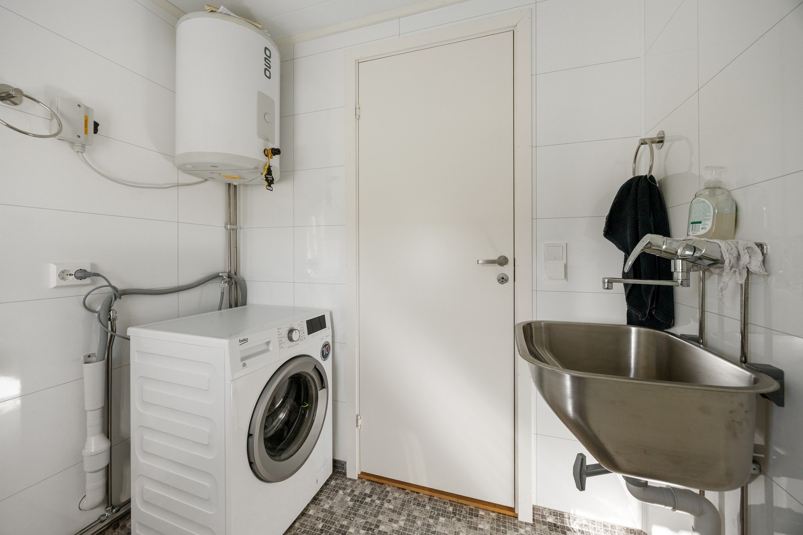 Vaskerom i tilknytning til garderobe har toalett, utslagsvask og opplegg for vaskemaskin Galleribilde