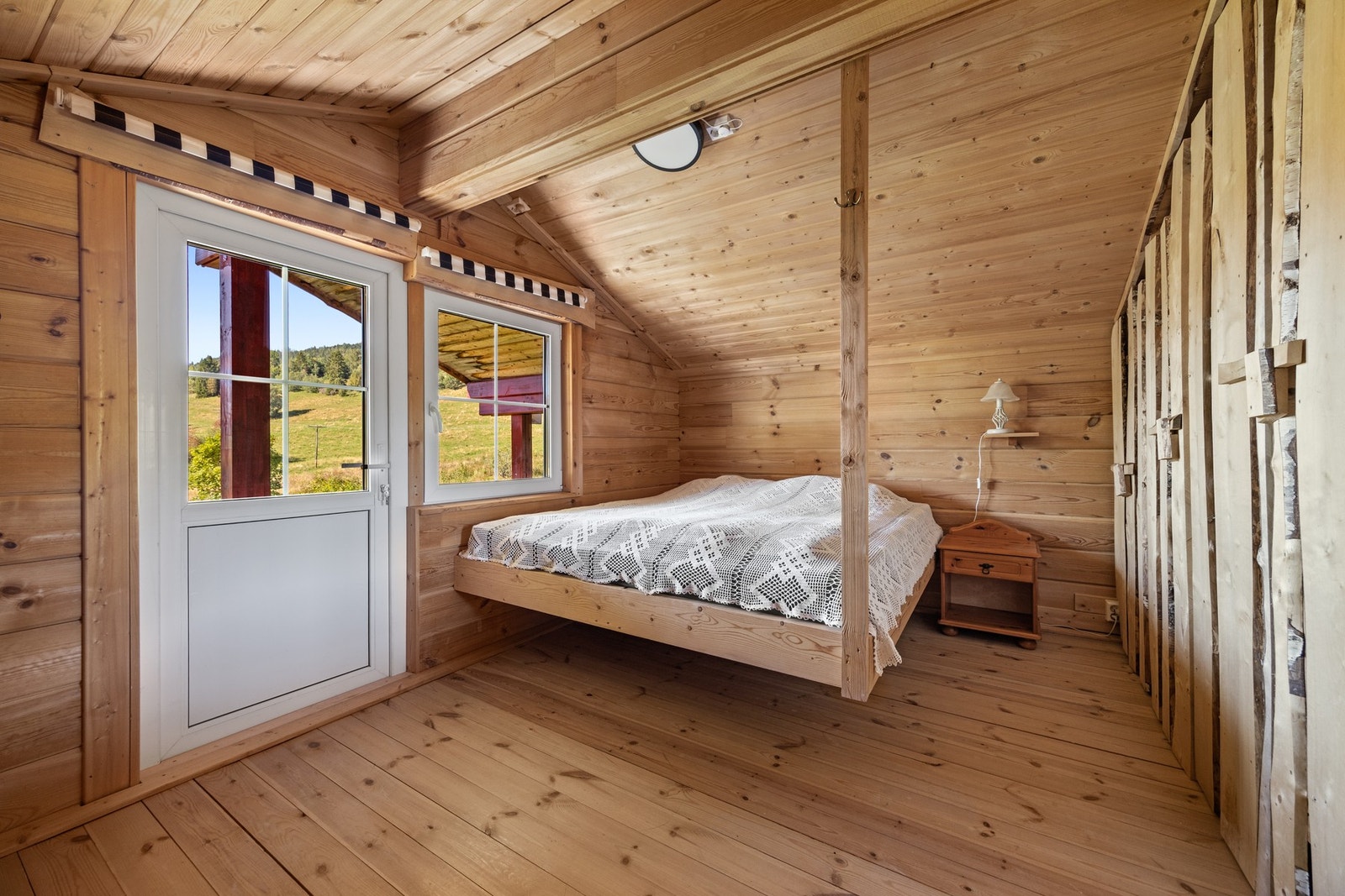 Soverom - 12 kvm. Plassbygde garderobeskap til høyre Galleribilde