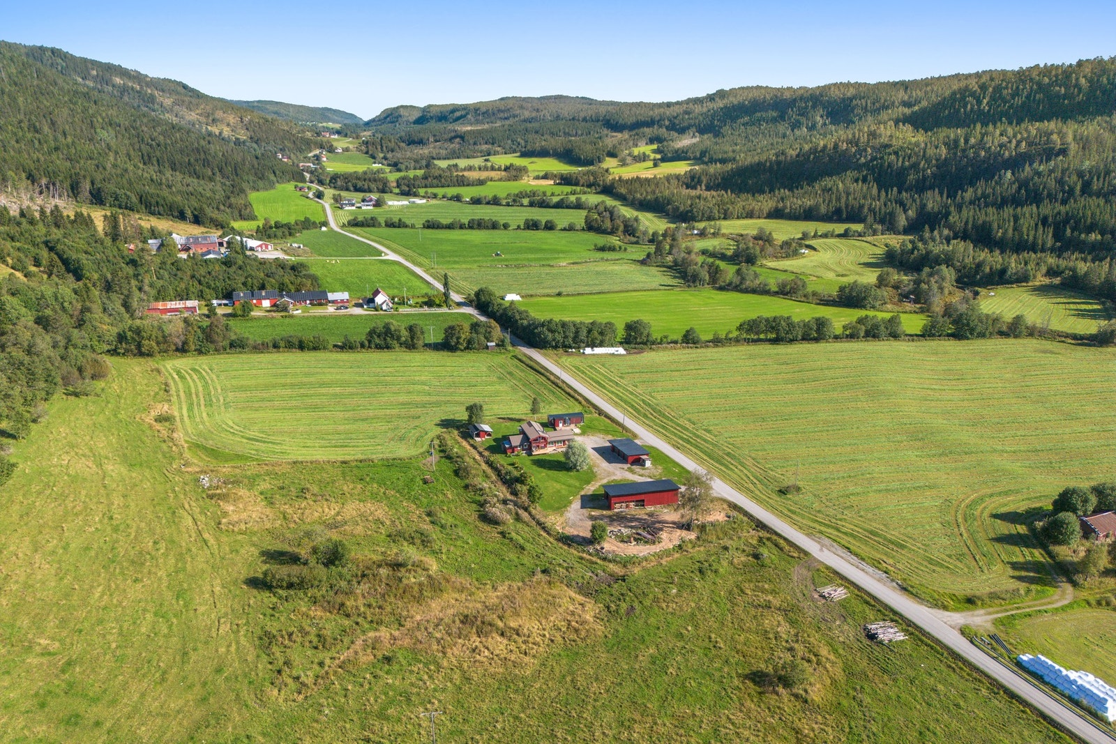 Eiendommen har en attraktiv og landlig beliggenhet i naturskjønne omgivelse Galleribilde