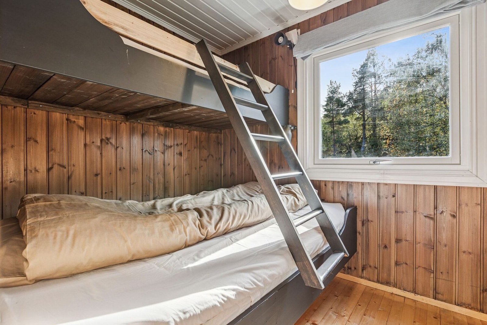 Soverom nr. 2 måler 4,5 kvm og byr på tre sengeplasser Galleribilde