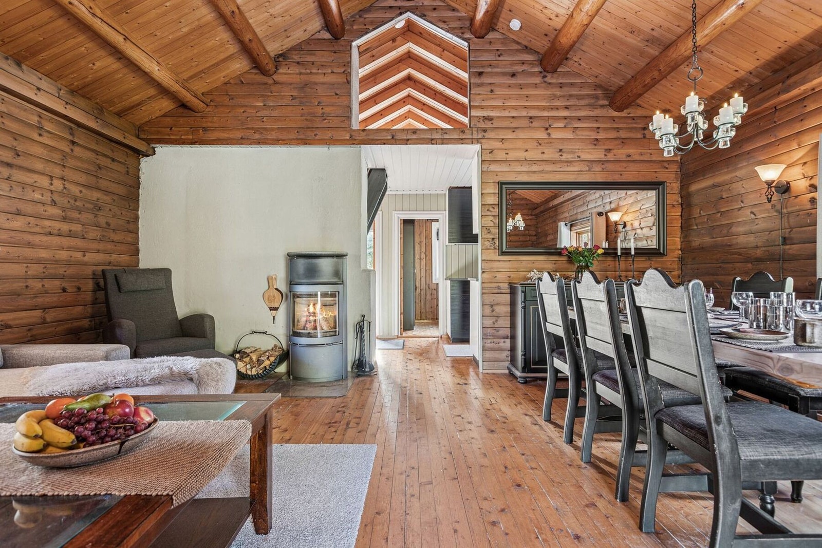 Med åpen forbindelse mellom stue og kjøkken får du en romslig og innbydende atmosfære. Galleribilde