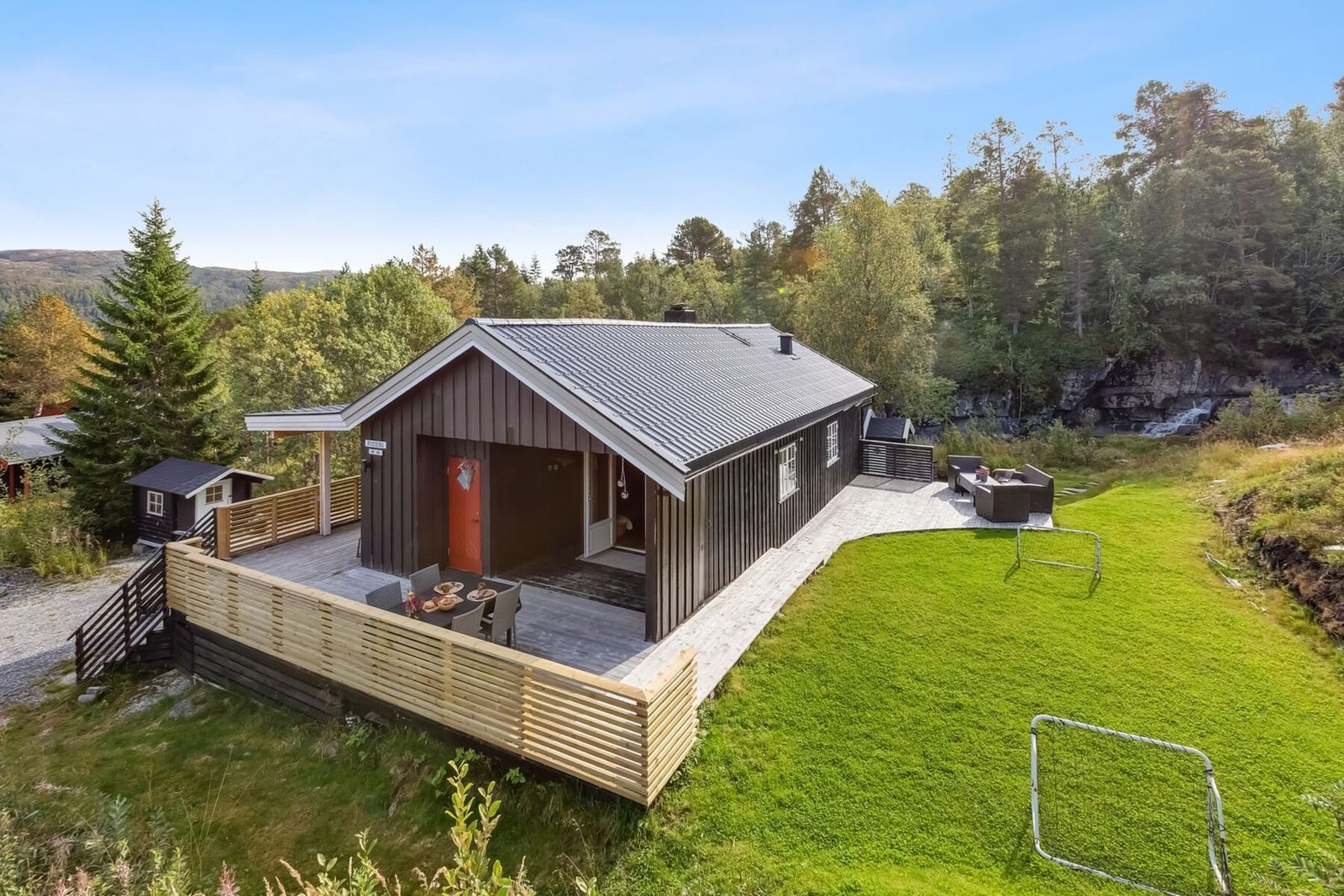 Fra eiendommen er det er ca. 15 minutters kjøretur til Orkanger, og ca. 50 minutter til Trondheim. Galleribilde