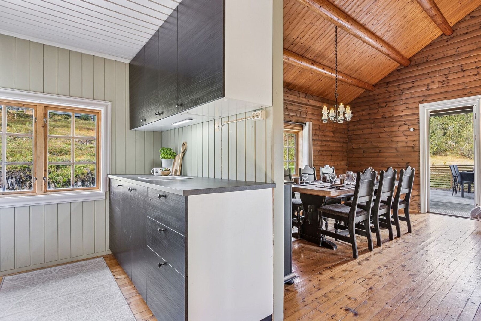 Kjøkkenet er godt utbygget med skap, skuff og benkeplass. Galleribilde