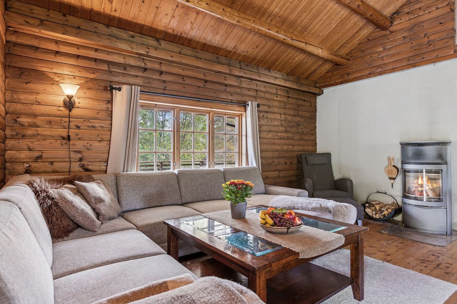 Hytta varmes opp elektrisk og med vedfyring. Galleribilde