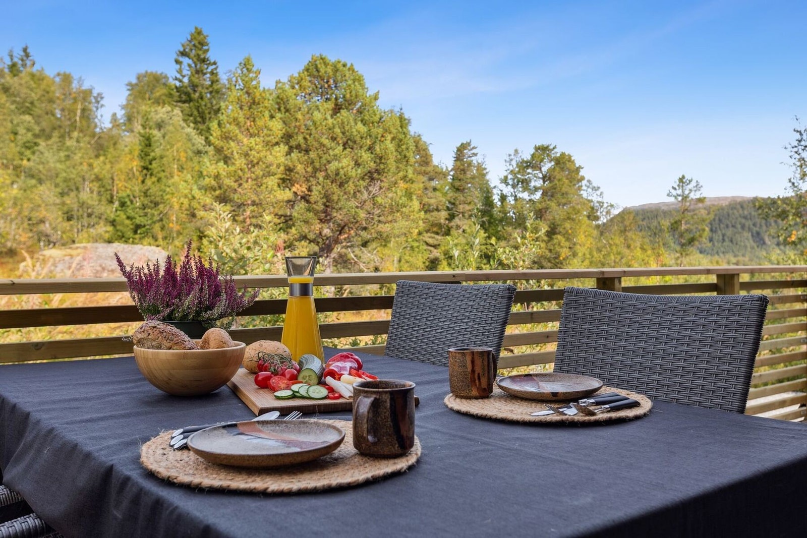 Den romslige verandaen har god plass til å innrede med diverse utemøblement. Galleribilde