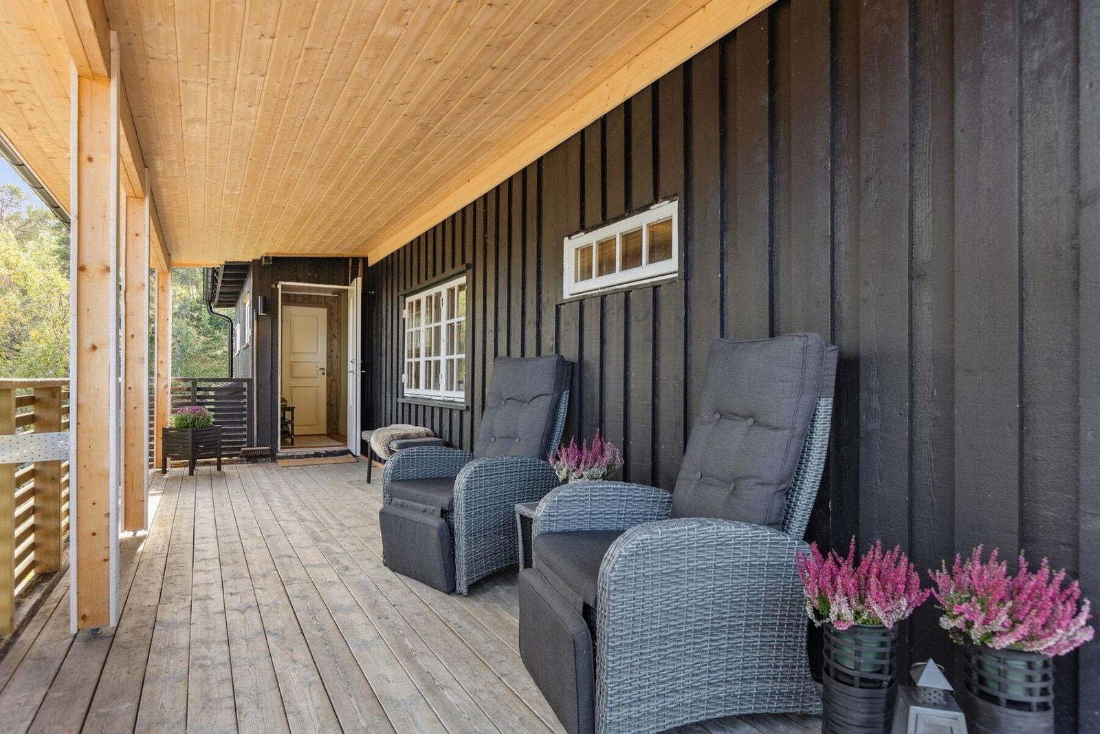 Verandaen strekker seg rundt store deler av hytta som resulterer i gode solforhold fra morgen til kveld. Galleribilde