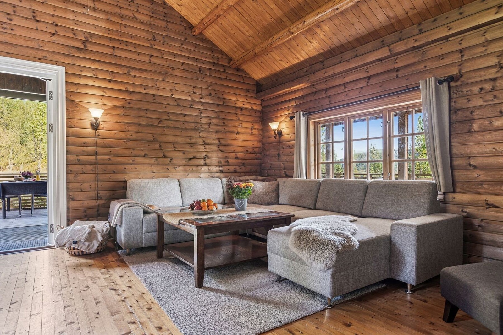 Stuen har fine soner for innredning og kan enkelt innredes med en stor hjørnesofa og tilhørende møblement. Galleribilde