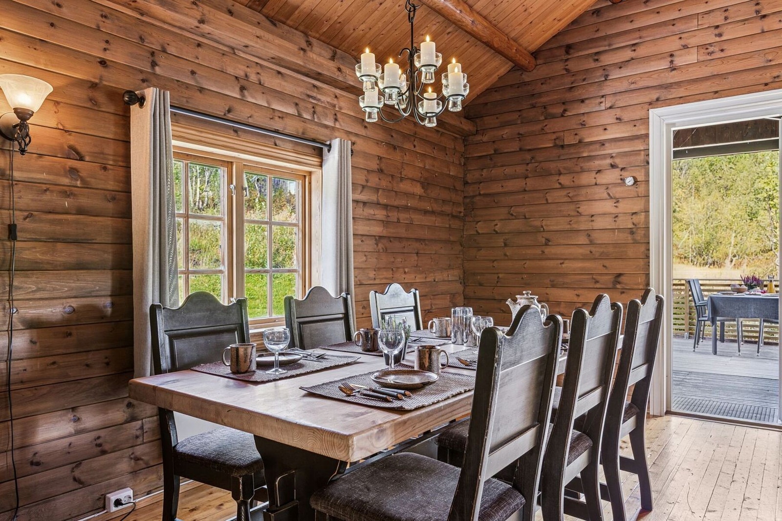 Rommet har store vindusflater og god takhøyde, som skaper en lys og luftig atmosfære. Galleribilde