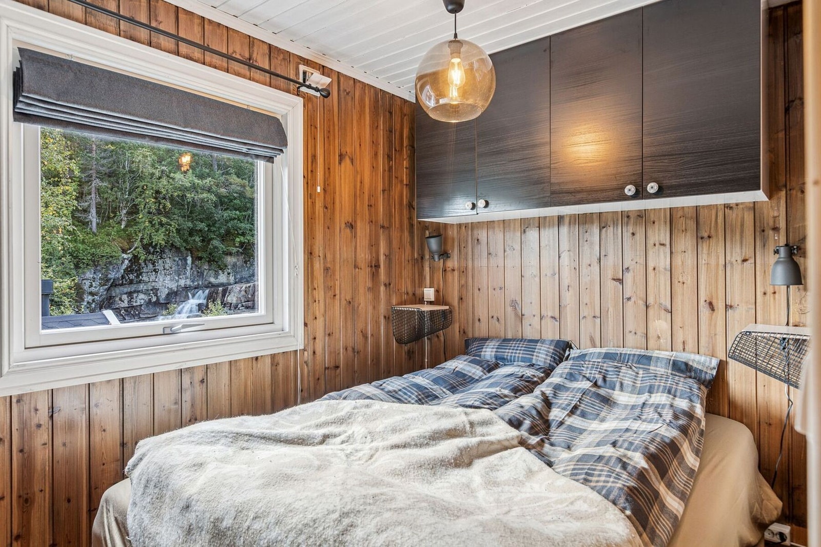 Hytta har flere soveplasser fordelt på to soverom, hems og anneks. Det største soverommet måler 6 kvm. Galleribilde