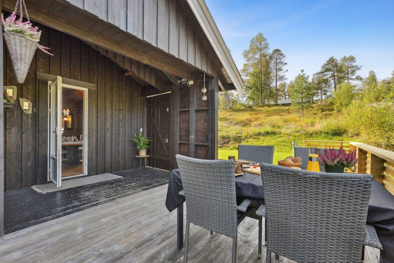 Hytta ligger fint til med en stor tomt på ca. 2,2 mål. Galleribilde