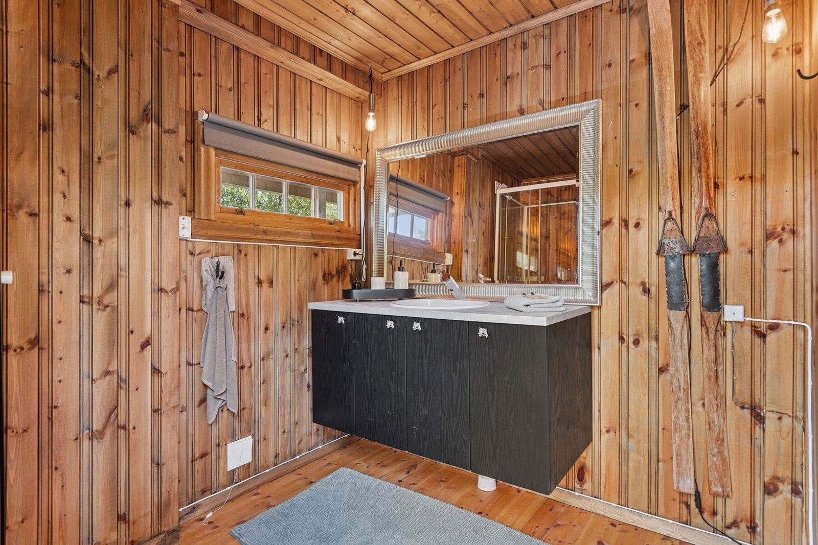 Praktisk baderom på 4,5 kvm med vegghengt servantinnredning og dusjkabinett. Galleribilde