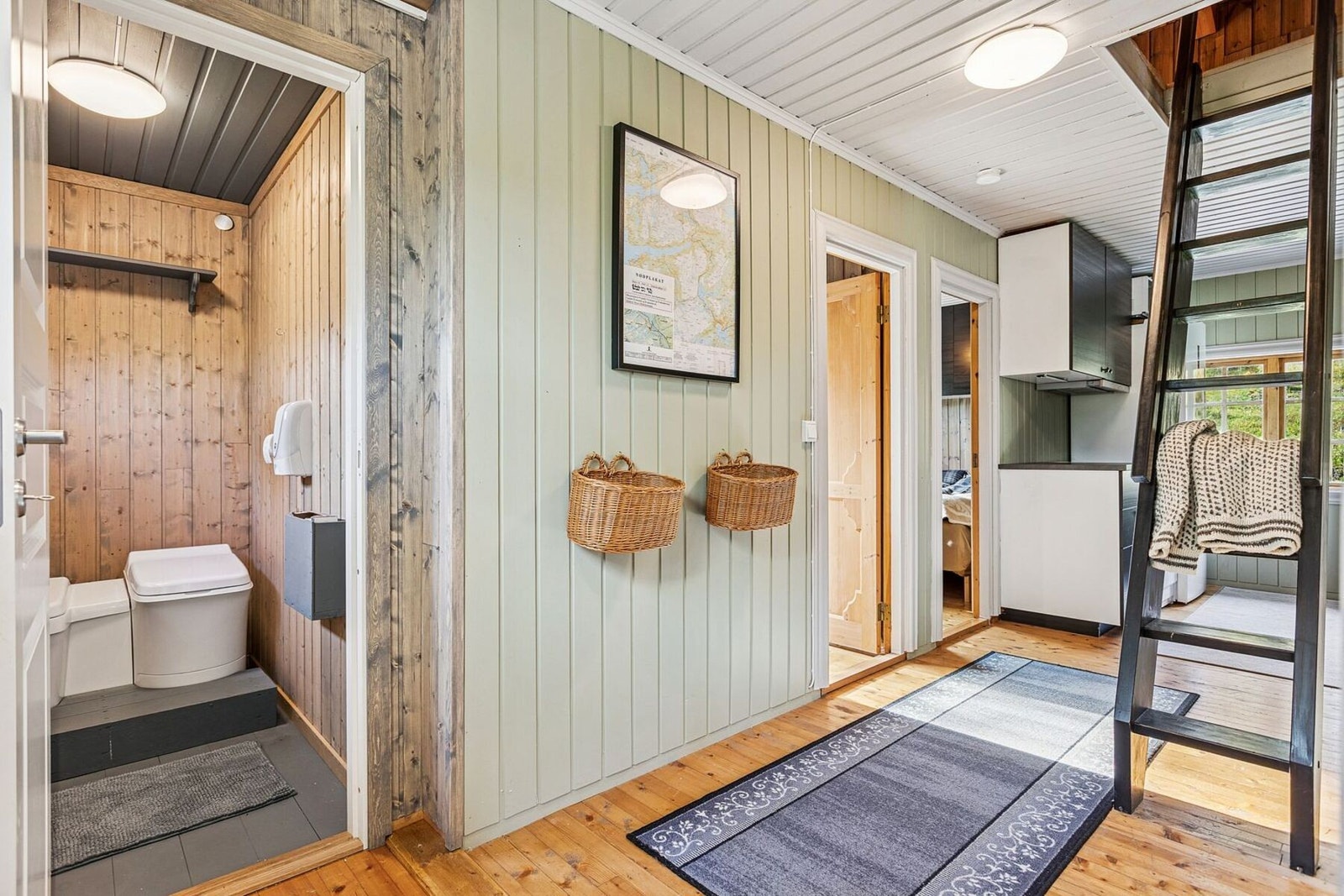 Hytta byr på en innredet hems med flere sengeplasser. Galleribilde